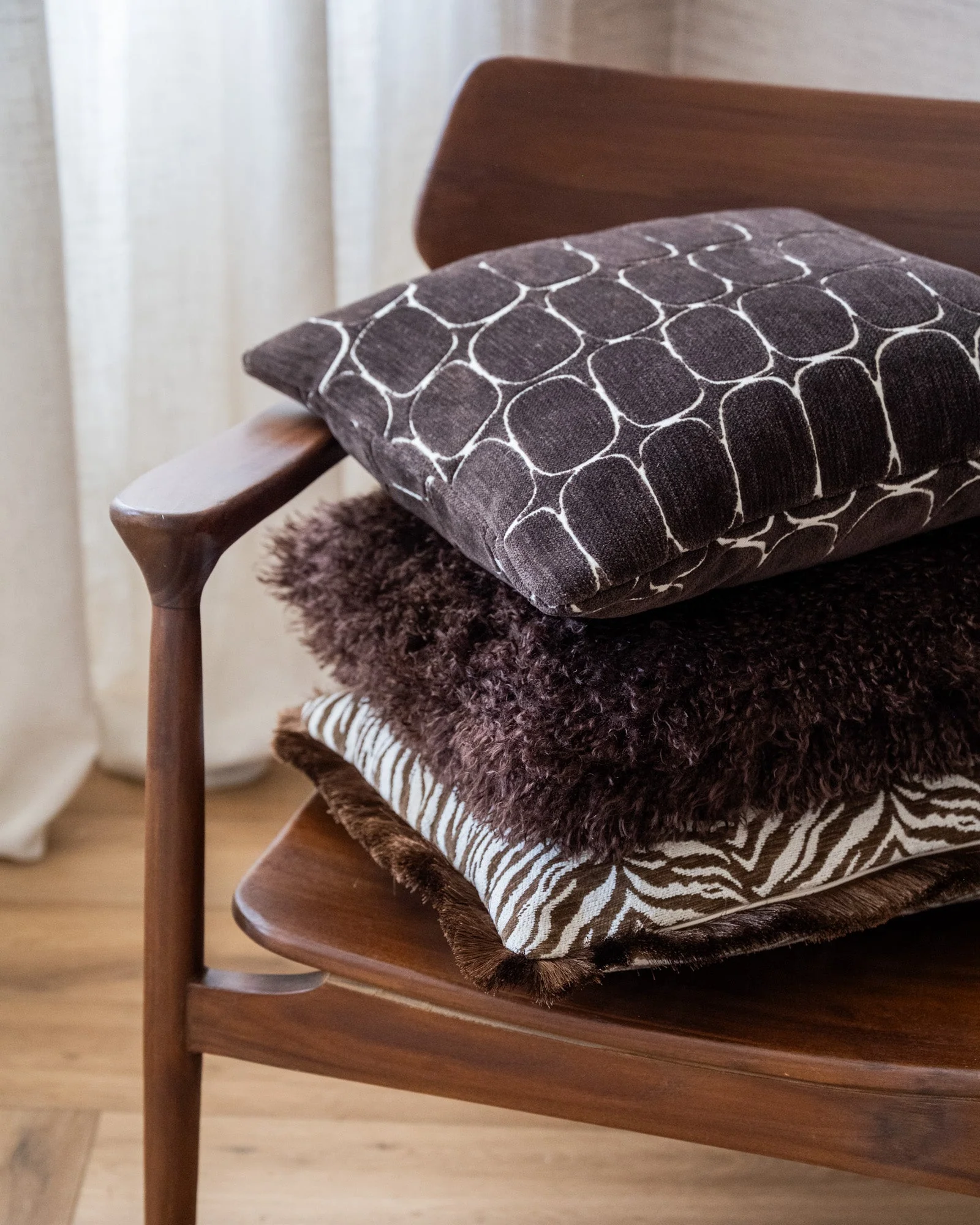 Cushion Doodly Furry Brown - Image 4