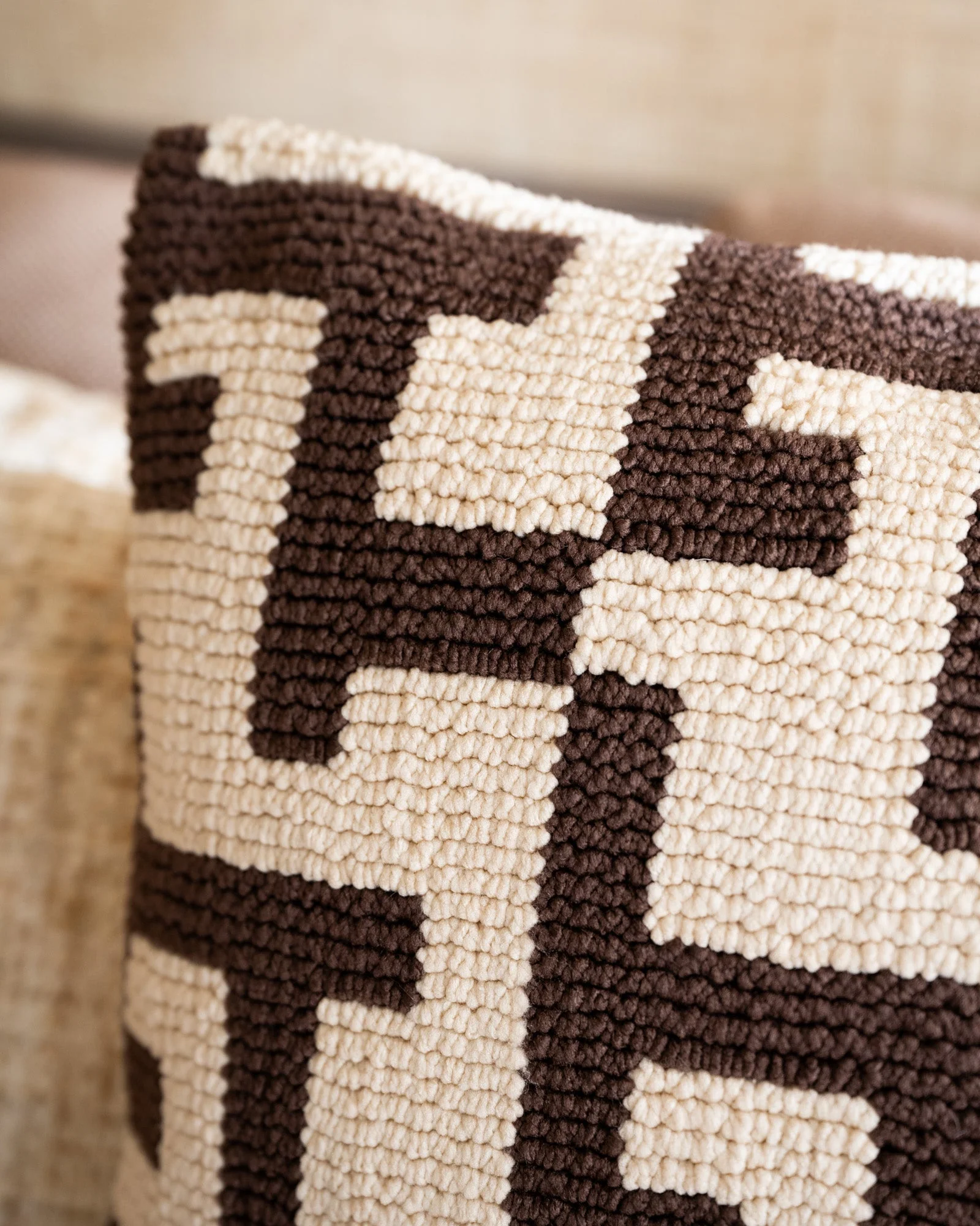 Cushion Ziggy Weave Brown - Image 4