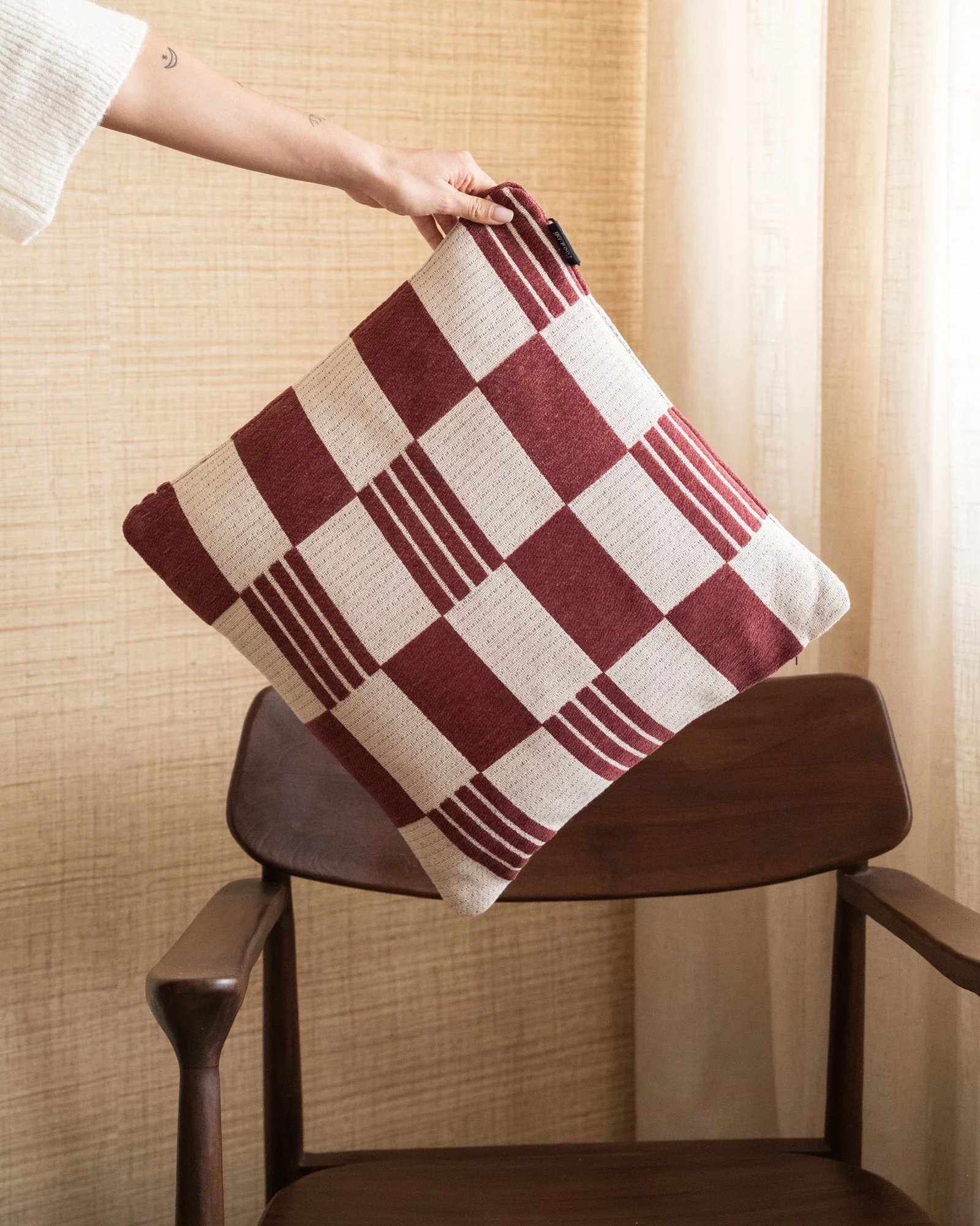 Cushion Grid Burgundy - Image 2