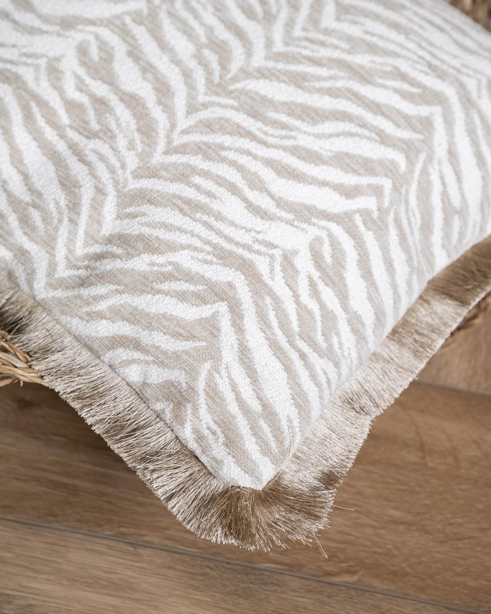 Cushion Tigra Beige - Image 3