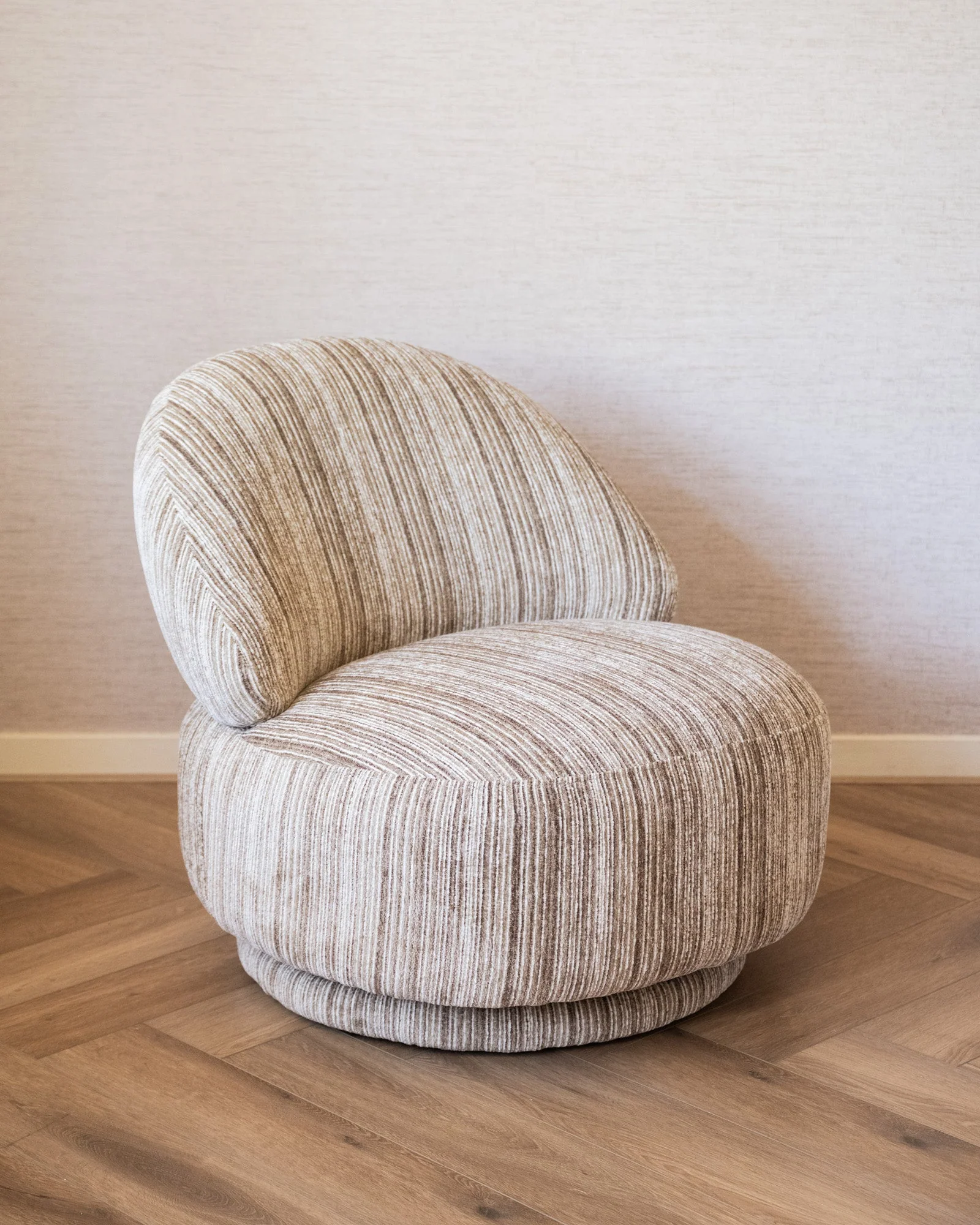 Swivel Lounge Chair Fineline