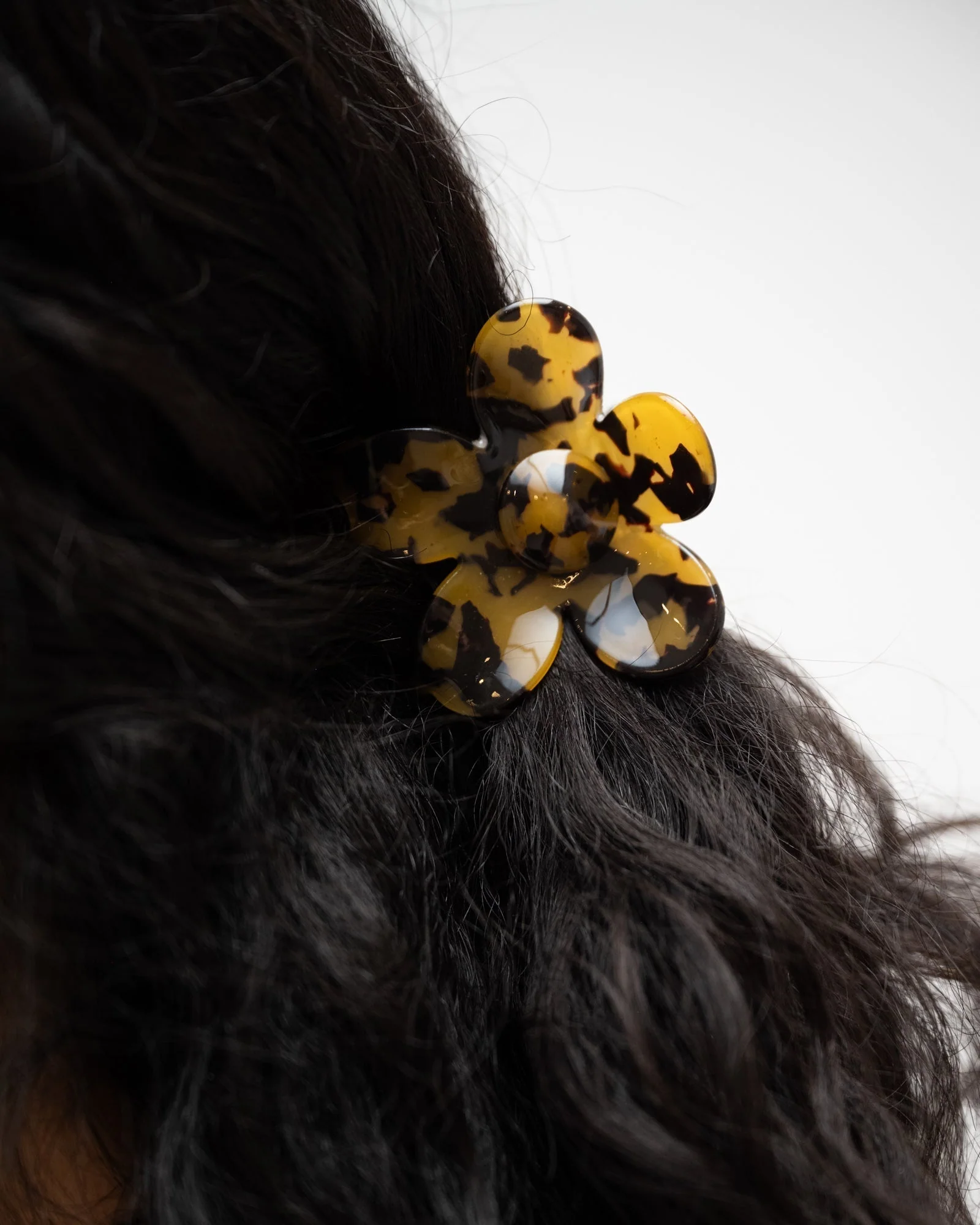 Claw Clip Flower Tortoise White - Image 3