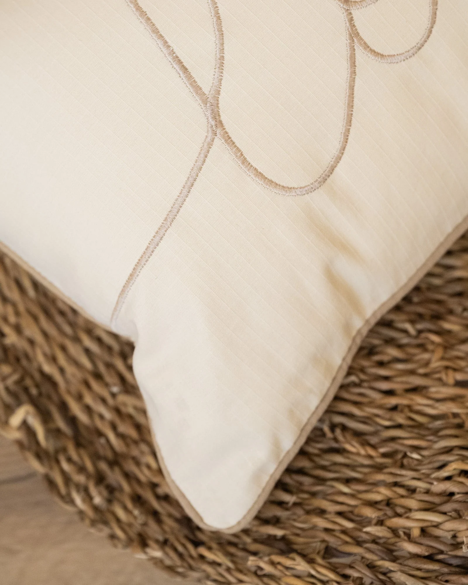 Cushion Love Beige - Image 4