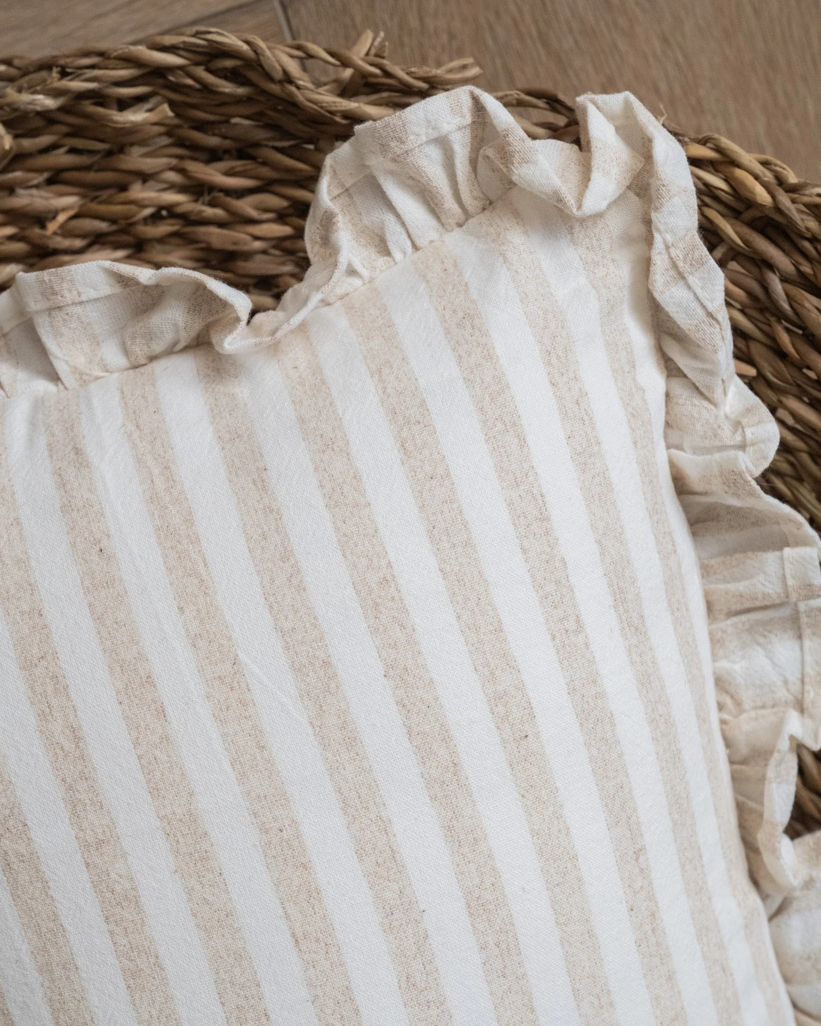Cushion Ruffle Stripe Beige - Image 5