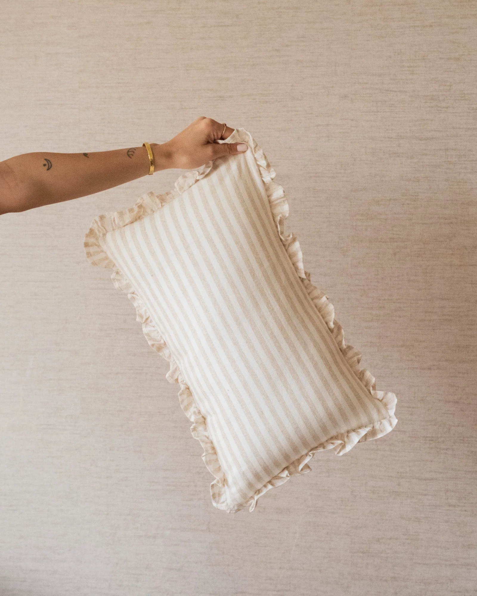 Cushion Ruffle Stripe Beige - Image 6