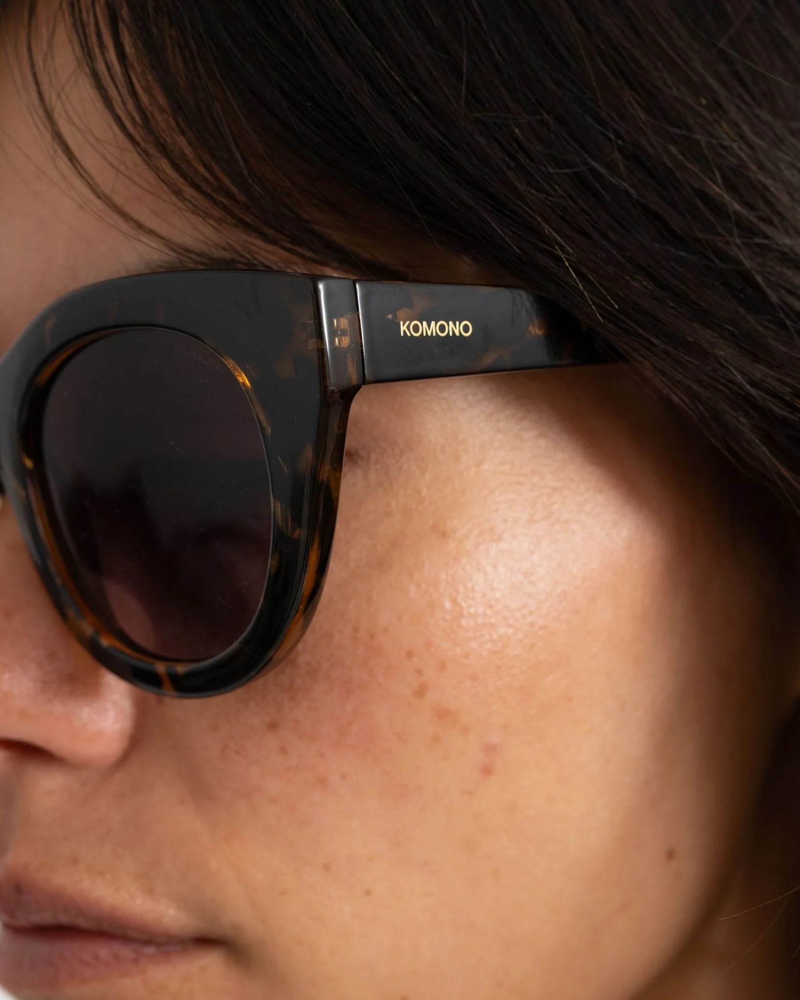 Komono Zonnebril Louise Dark Tortoise Brown - Image 4