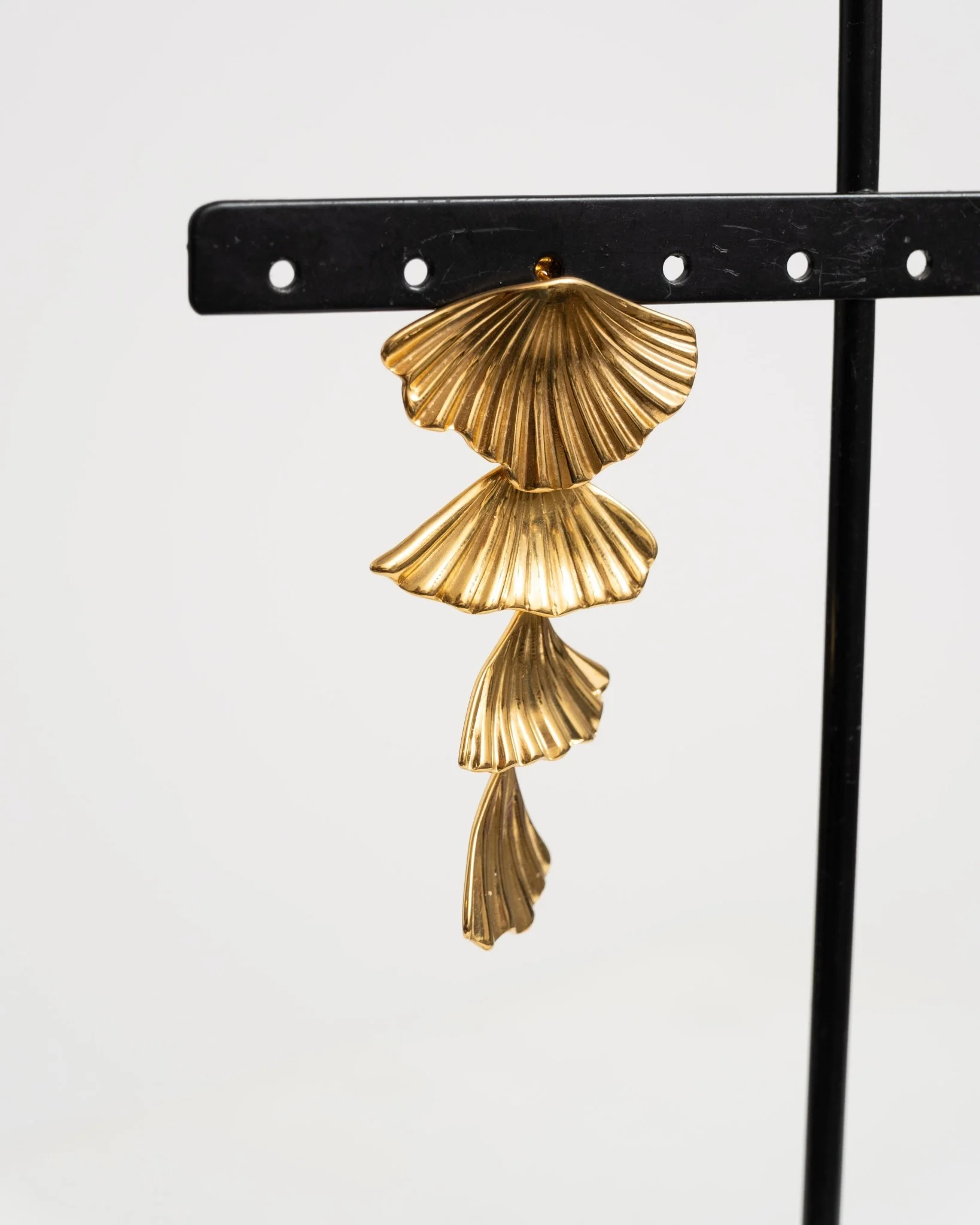 Set Of 2 Earrings Golden Leaf Hoop Gold - Image 4