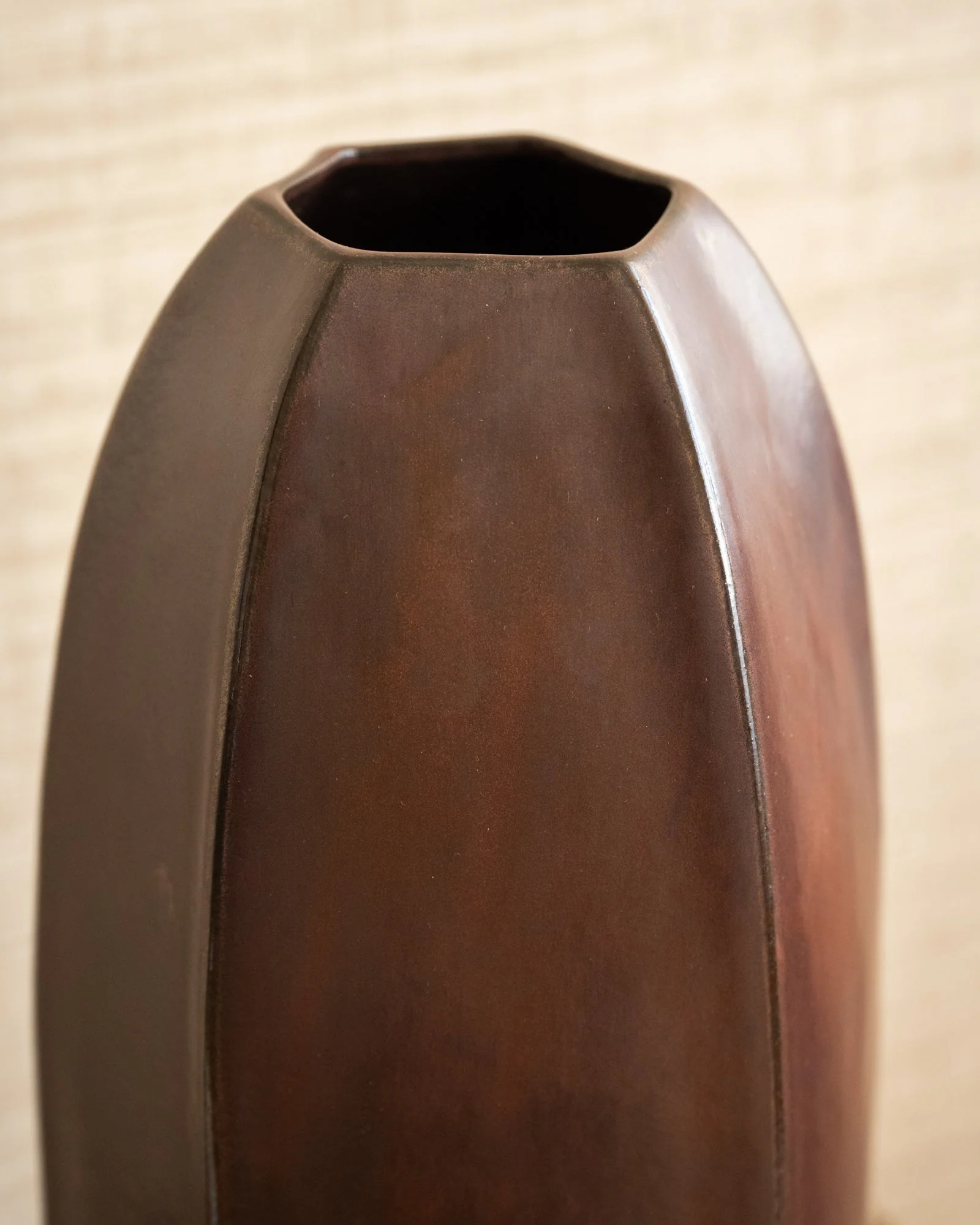 Grote Deco Vaas Serra Burgundy - Image 3