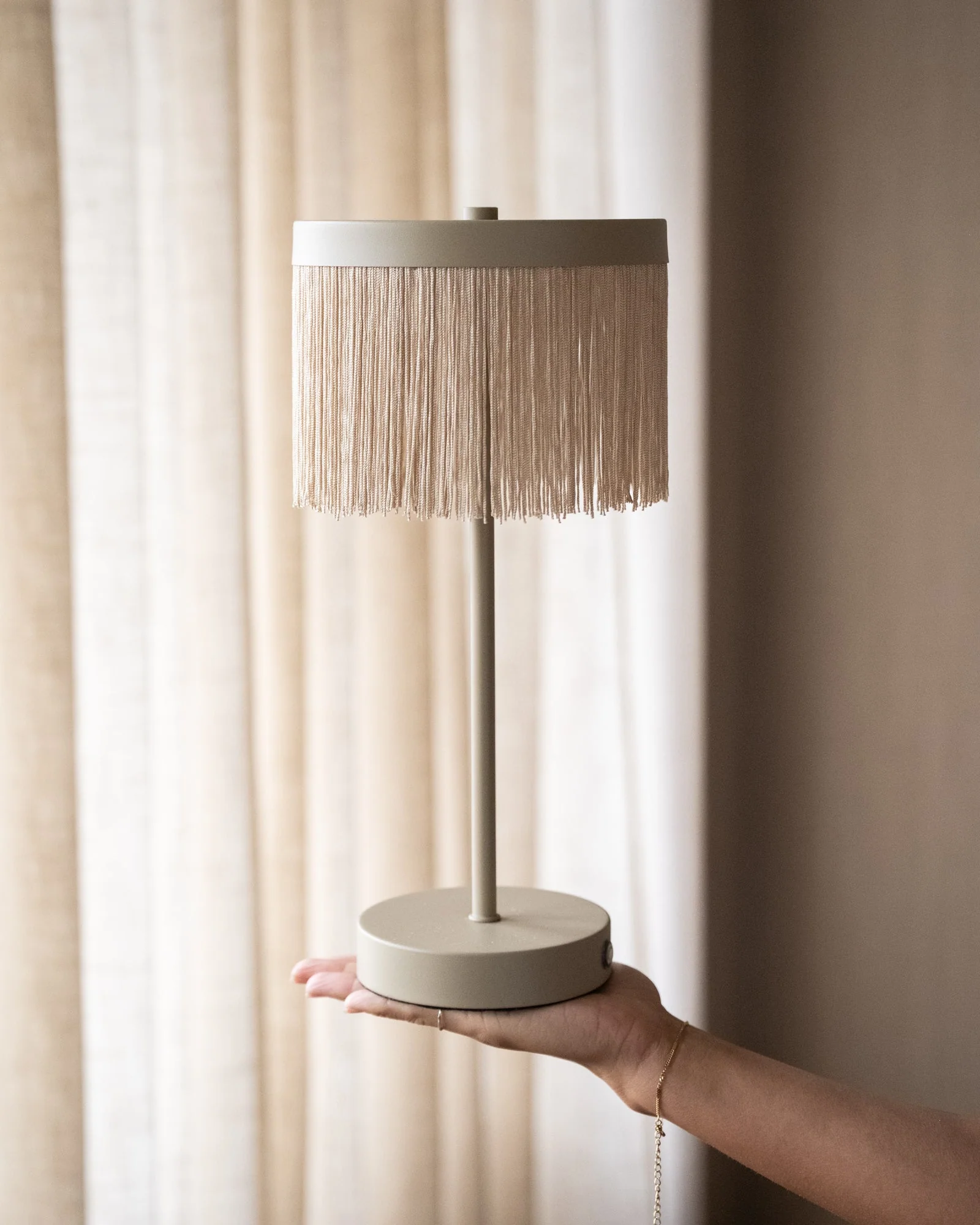 Wireless Table Lamp Donna Champagne