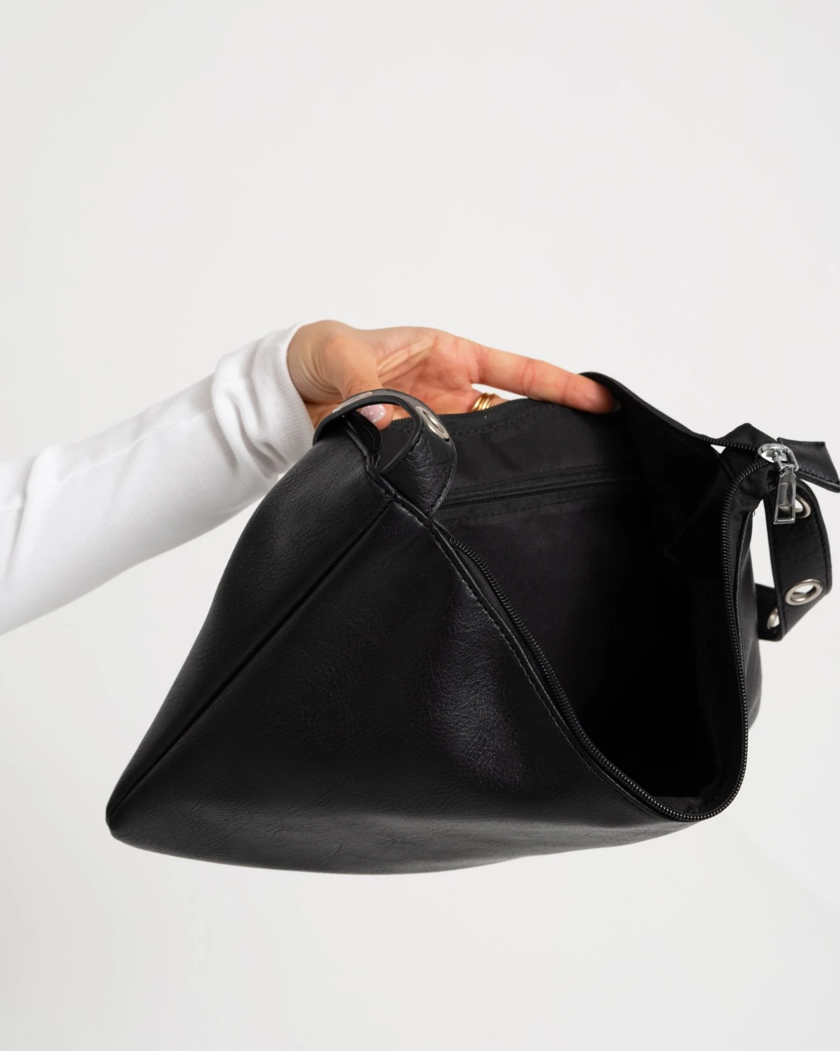 TILTIL Raven Ring Bag Black - Image 5