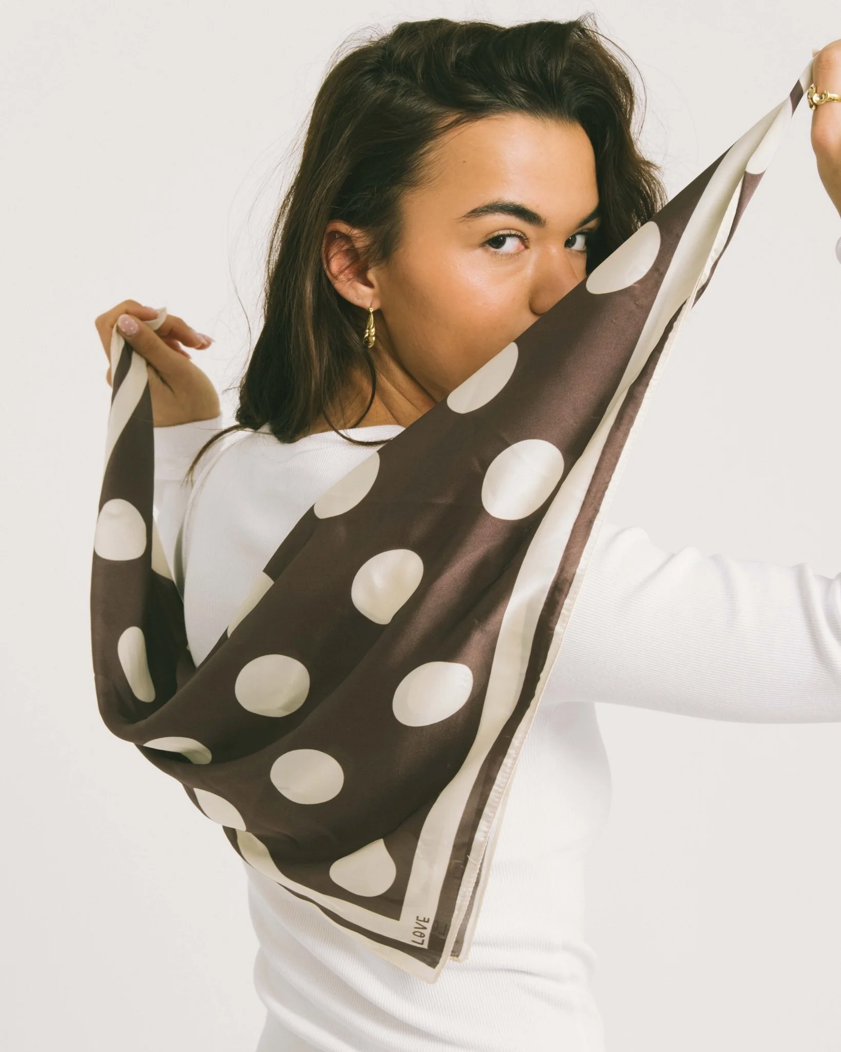 TILTIL Satin Sjaal Dots Bruin - Image 2