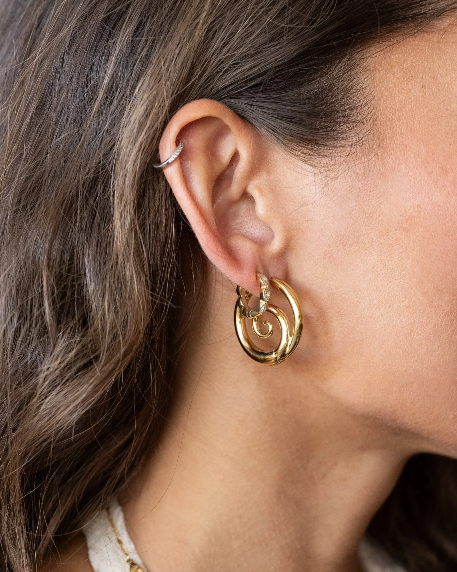 TILTIL Set van 2 Oorbellen Sonia Swirl Hoops Goud