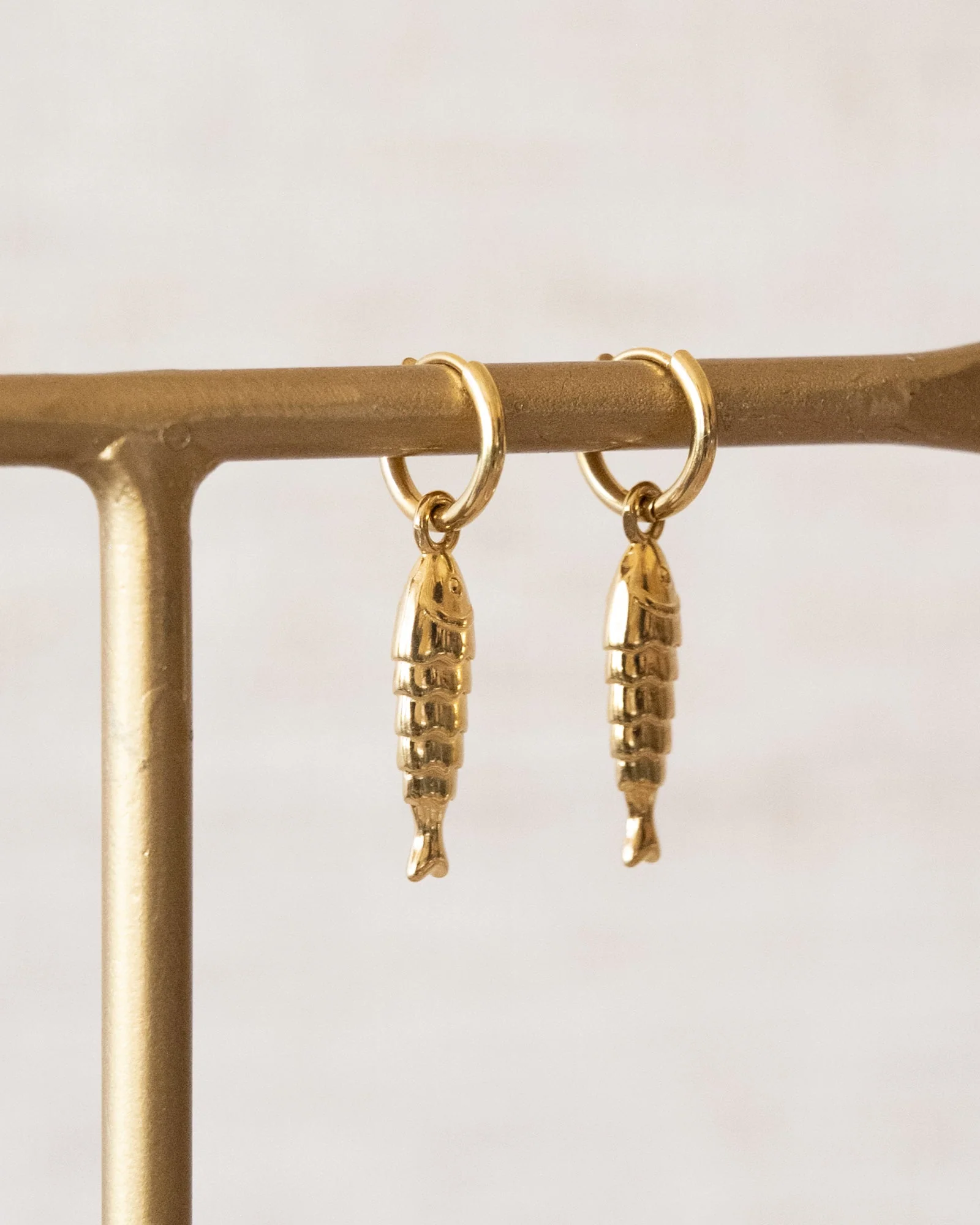 TILTIL Set van 2 Hoop Charm Fish Small Goud - Image 3