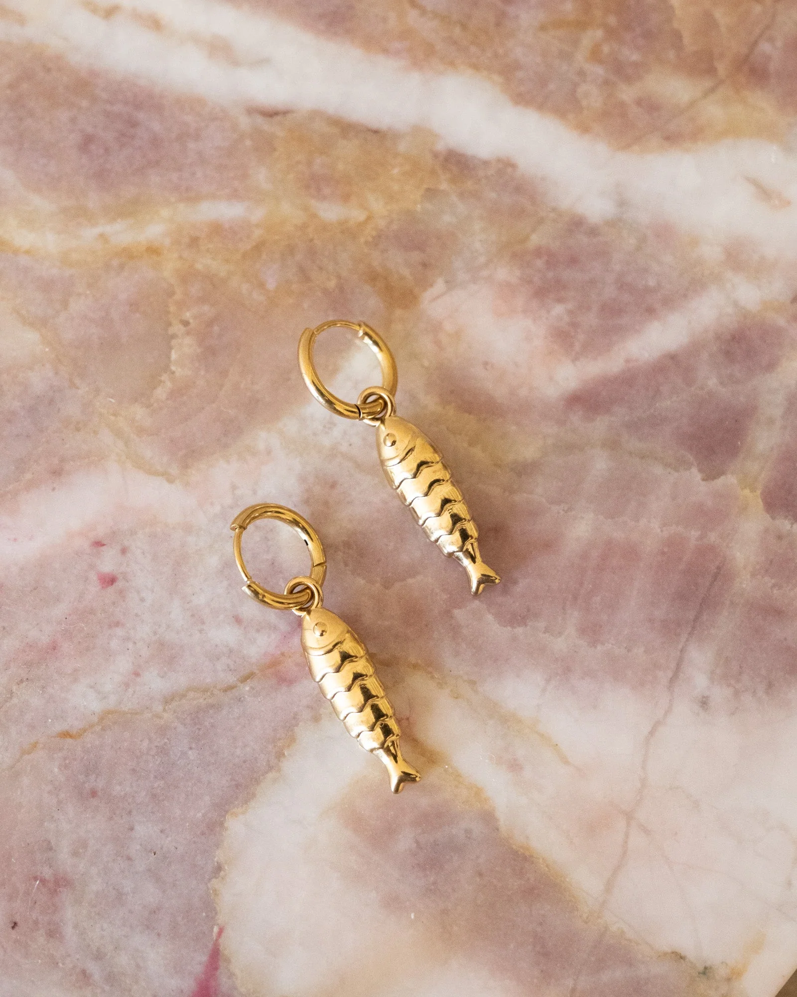 TILTIL Set van 2 Hoop Charm Fish Small Goud - Image 5