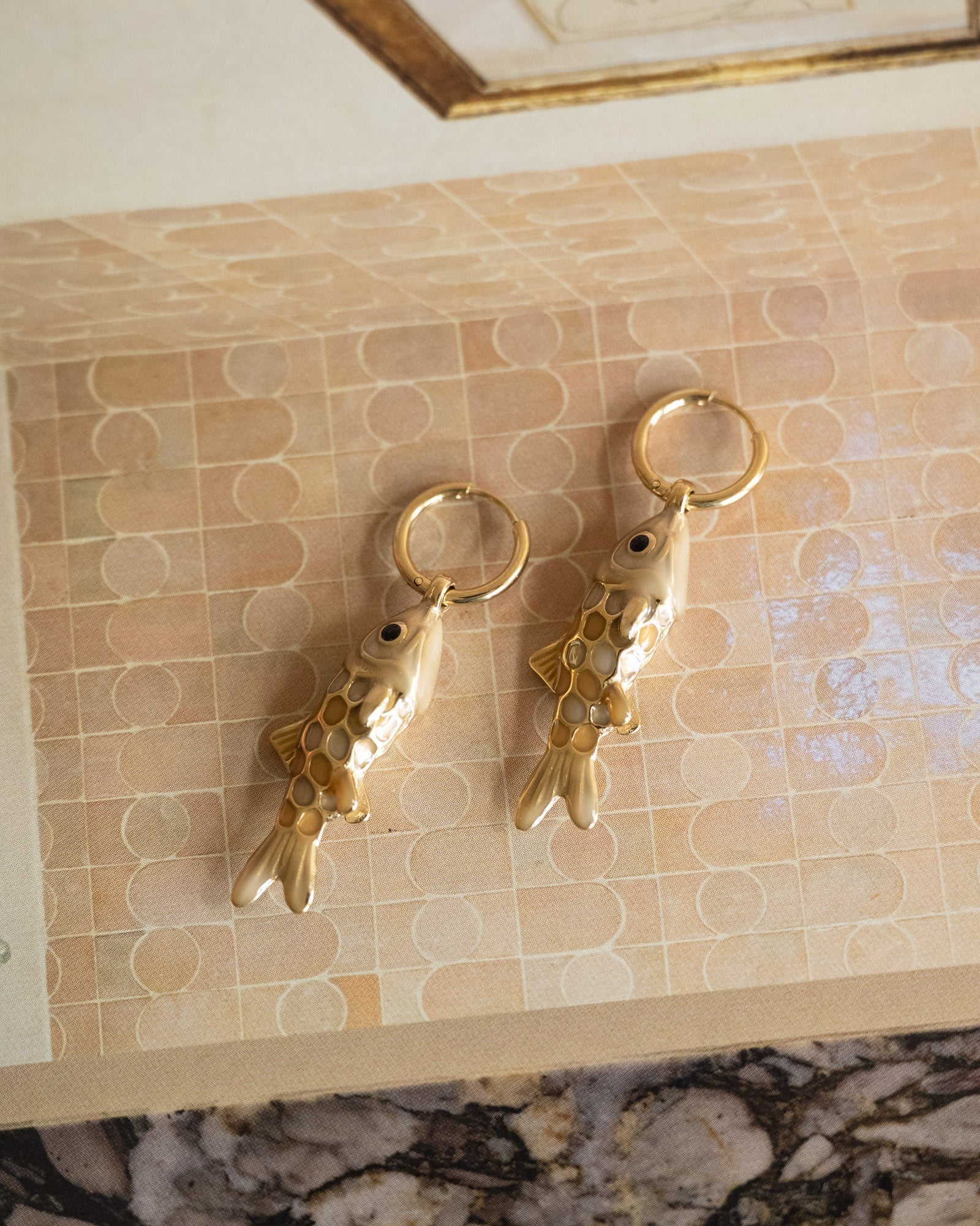 TILTIL Set van 2 Hoop Goldplated Fishy Friend Goud