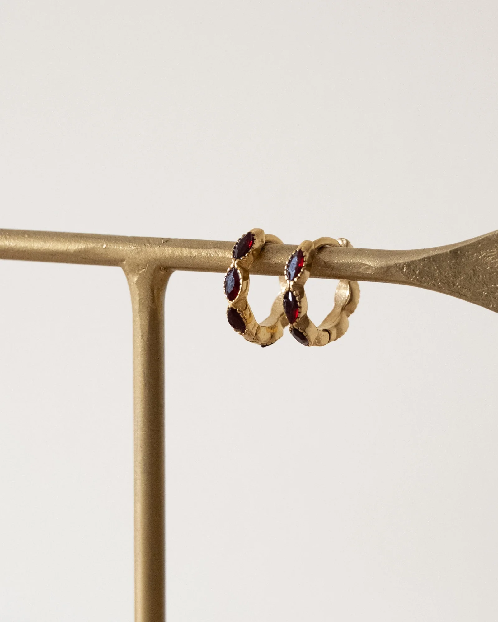 TILTIL Hoop Goldplated Zircon Burgundy Gold - Image 2