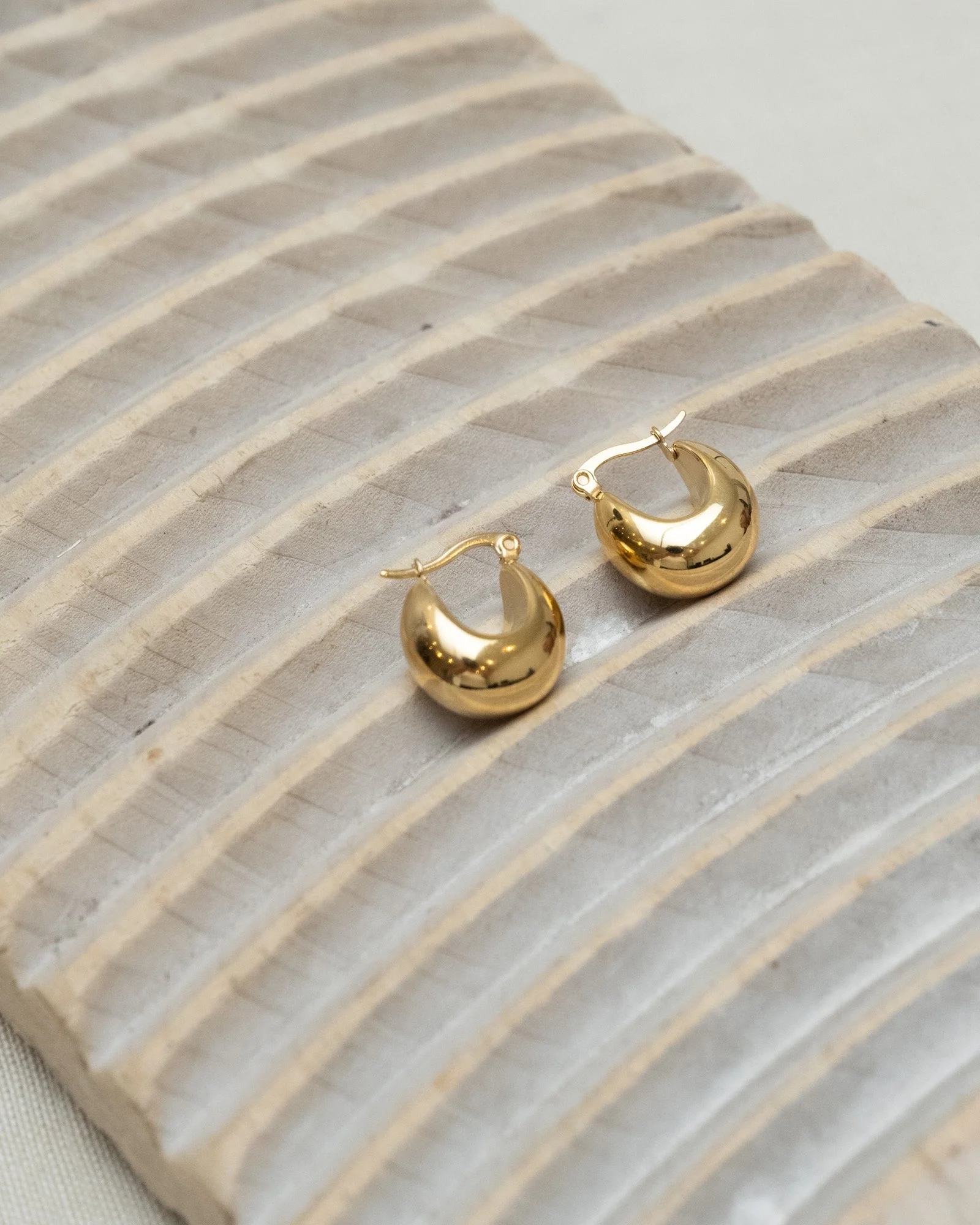 TILTIL Set van 2 Hoops Goldplated Huggie - Image 2