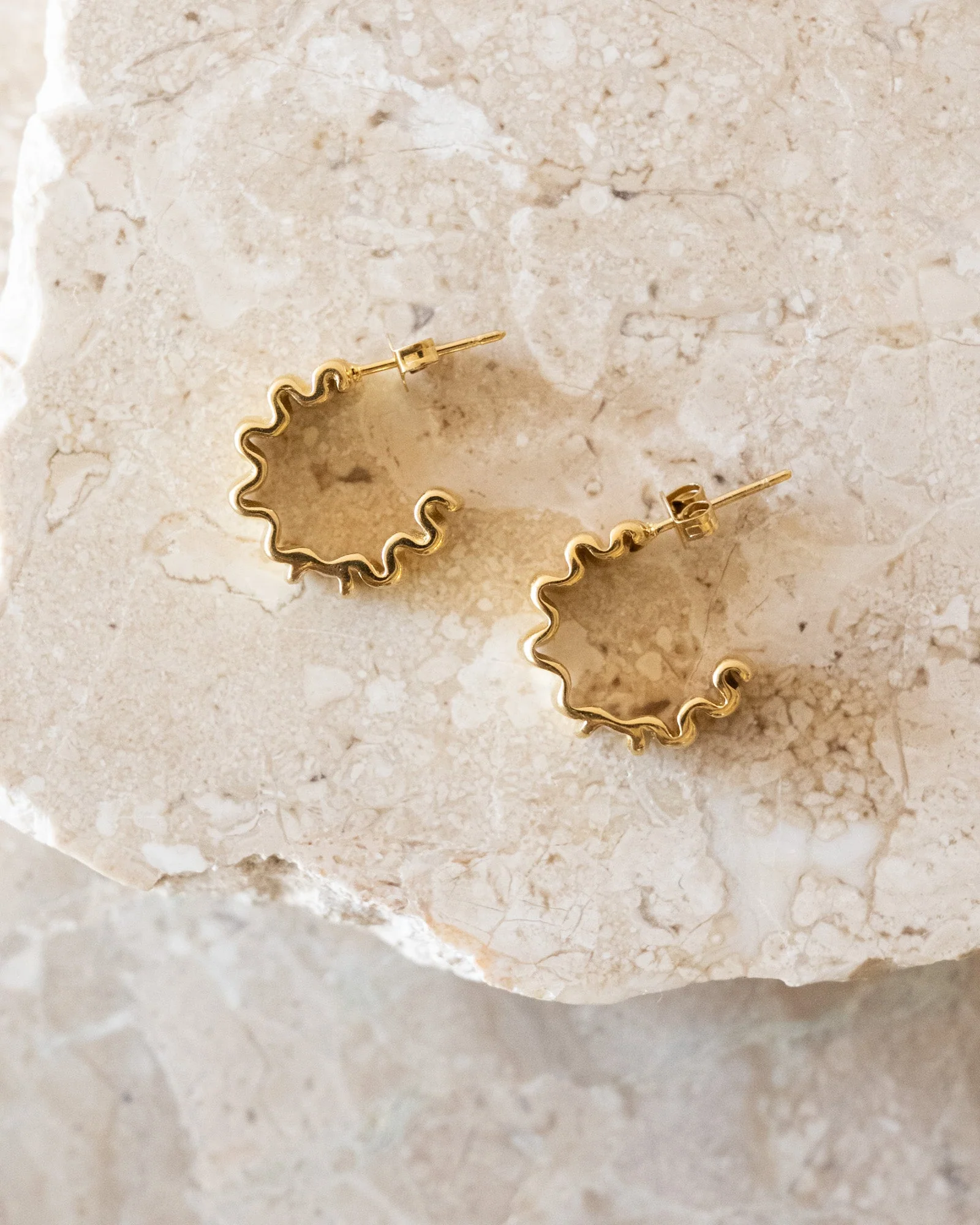 TILTIL Set van 2 Hoops Goldplated Merel Blackbird - Image 2