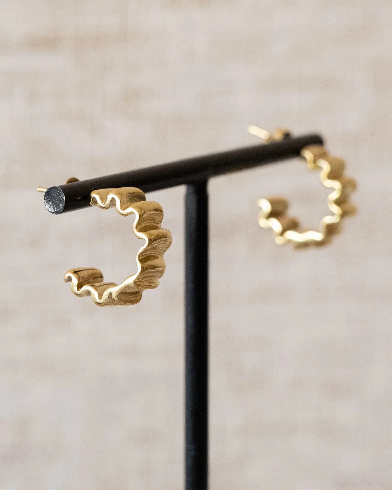 TILTIL Set van 2 Hoops Goldplated Merel Blackbird - Image 6