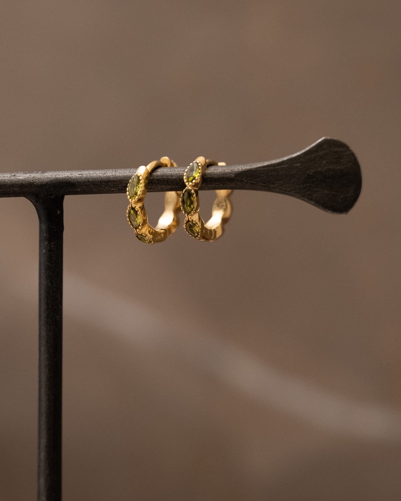 TILTIL Set of 2 Hoop Goldplated Olive Zircon - Image 2