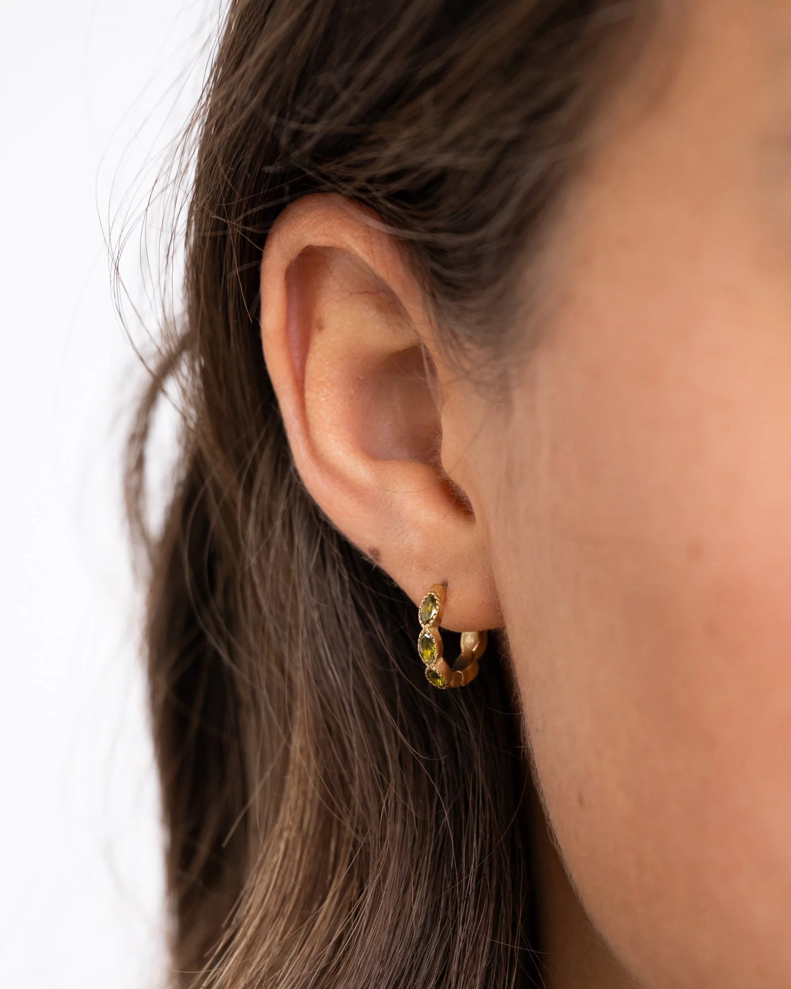 TILTIL Set of 2 Hoop Goldplated Olive Zircon - Image 3