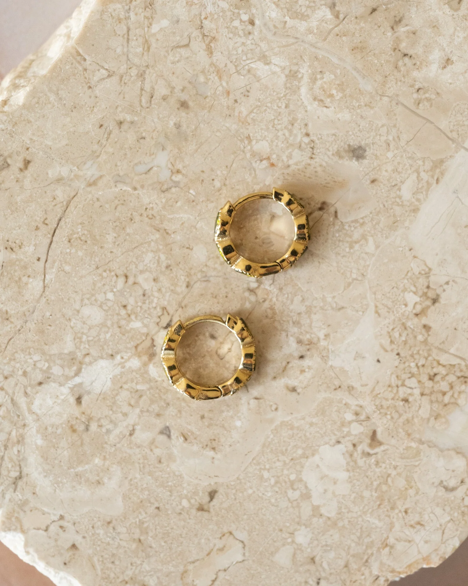 TILTIL Set of 2 Hoop Goldplated Olive Zircon - Image 5