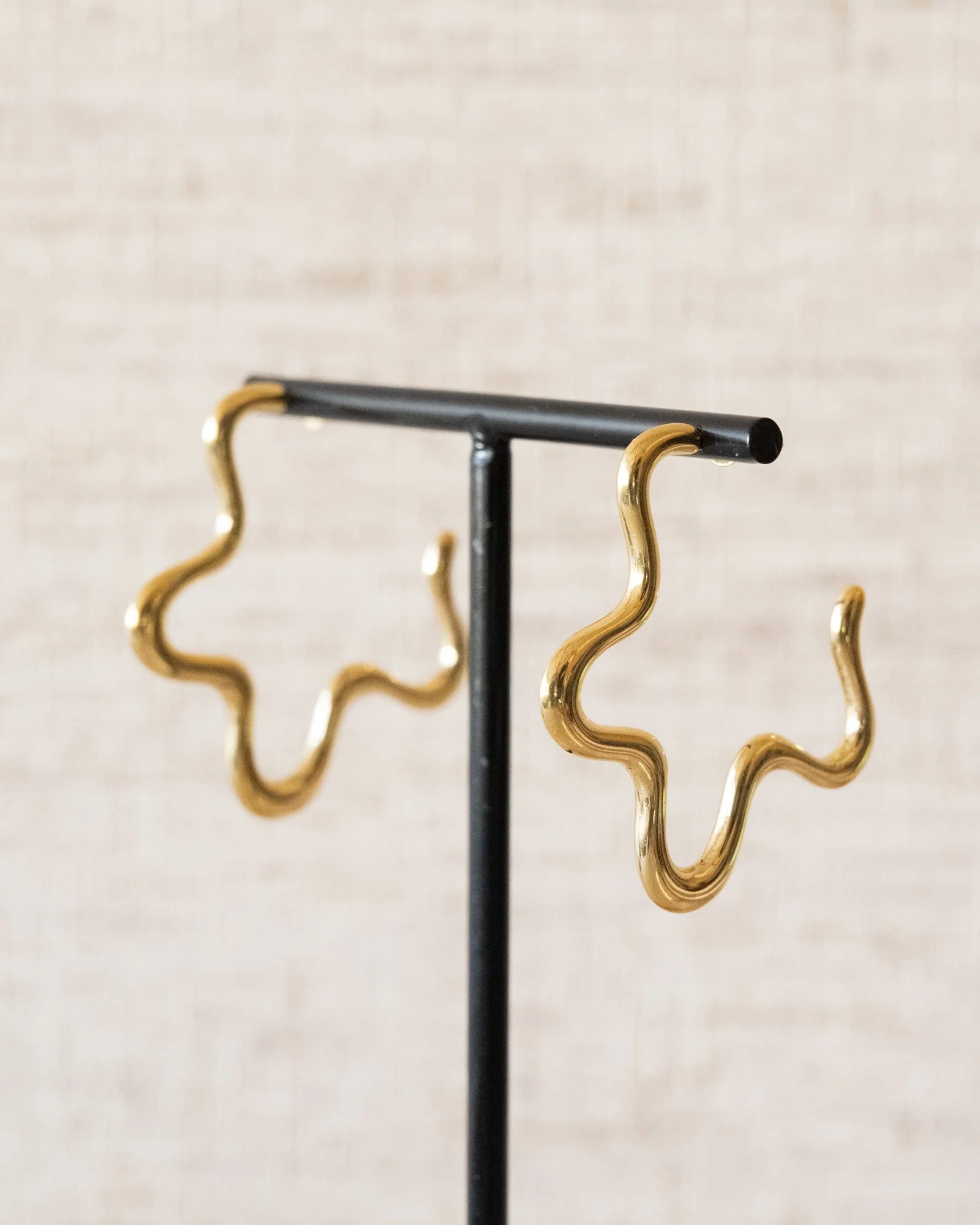 TILTIL Set van 2 Hoops Goldplated Organic Flower - Image 4