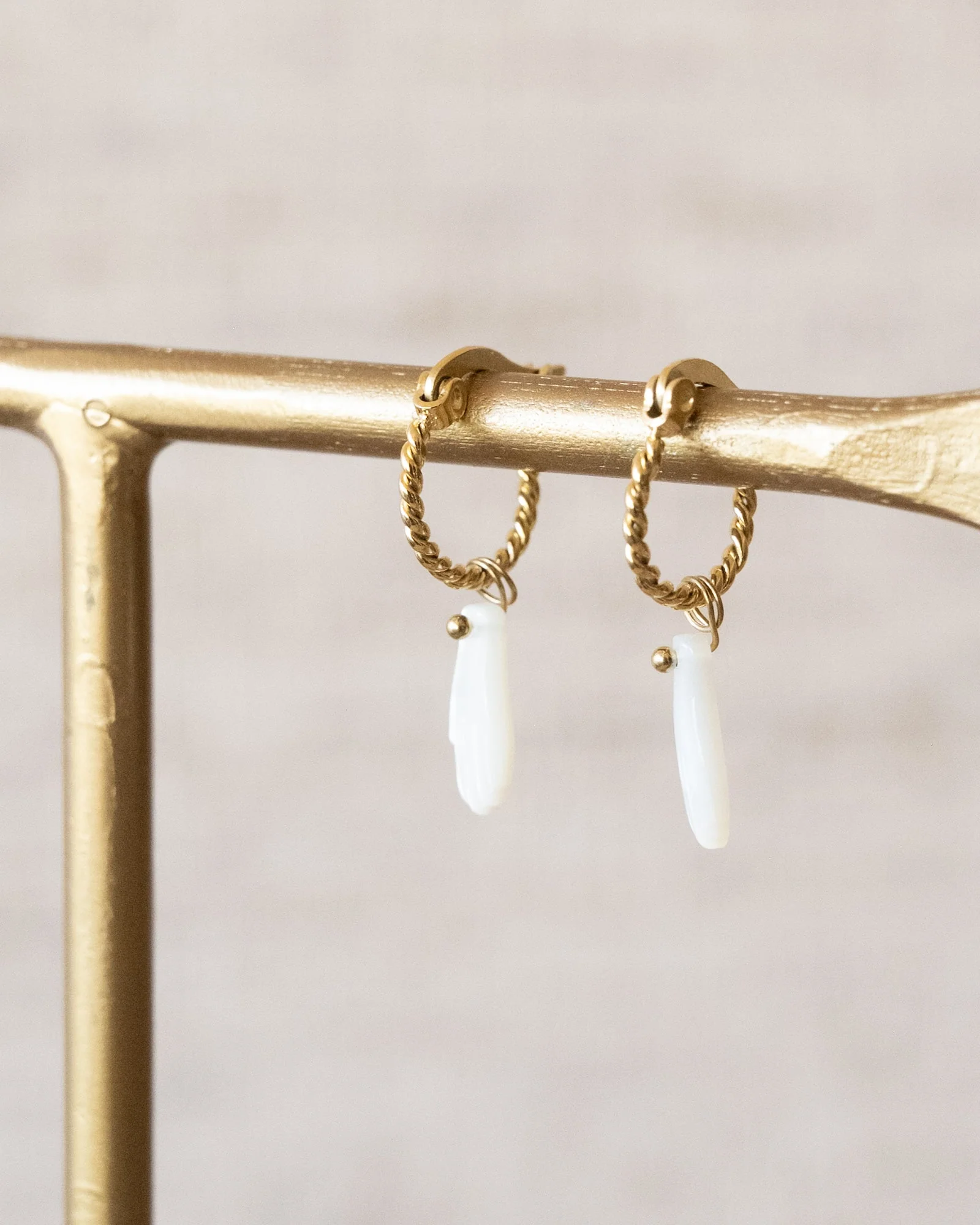 TILTIL Set van 2 Twisted Oorbellen Hand Gold - Image 2