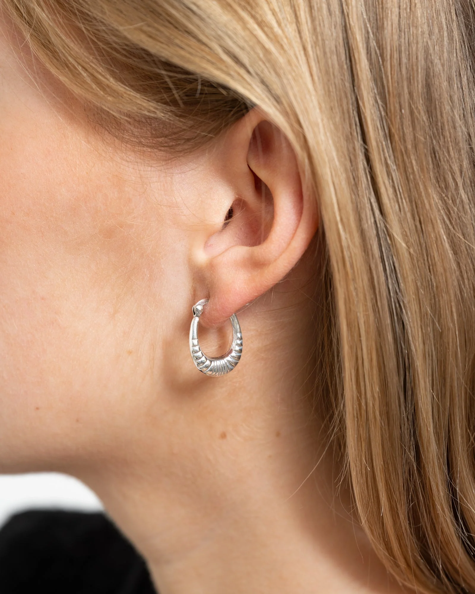 TILTIL Set van 2 Oorbellen Thick Deco Oval Hoop Silver - Image 4