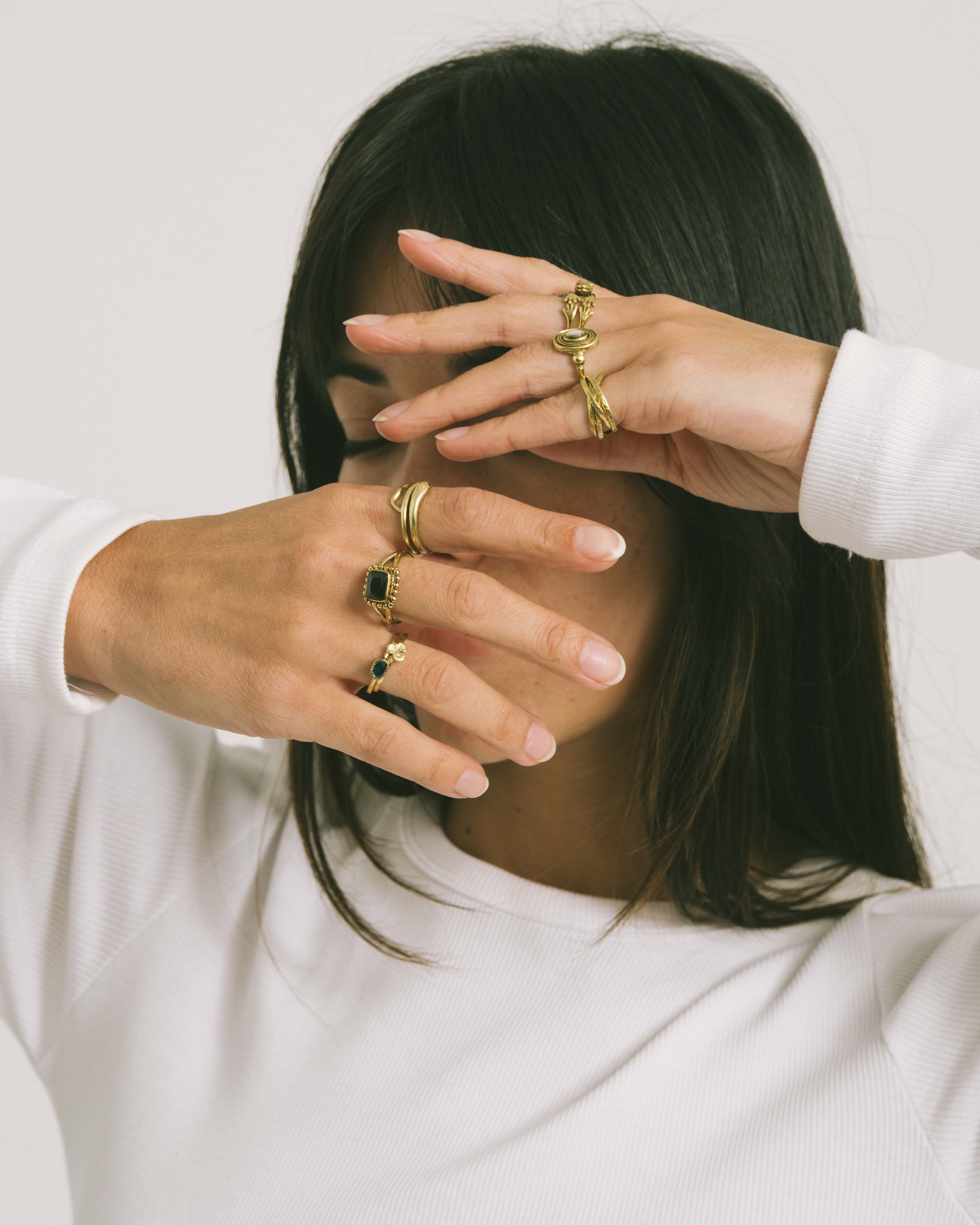 Brass Black Zircon Dot Ring Goud