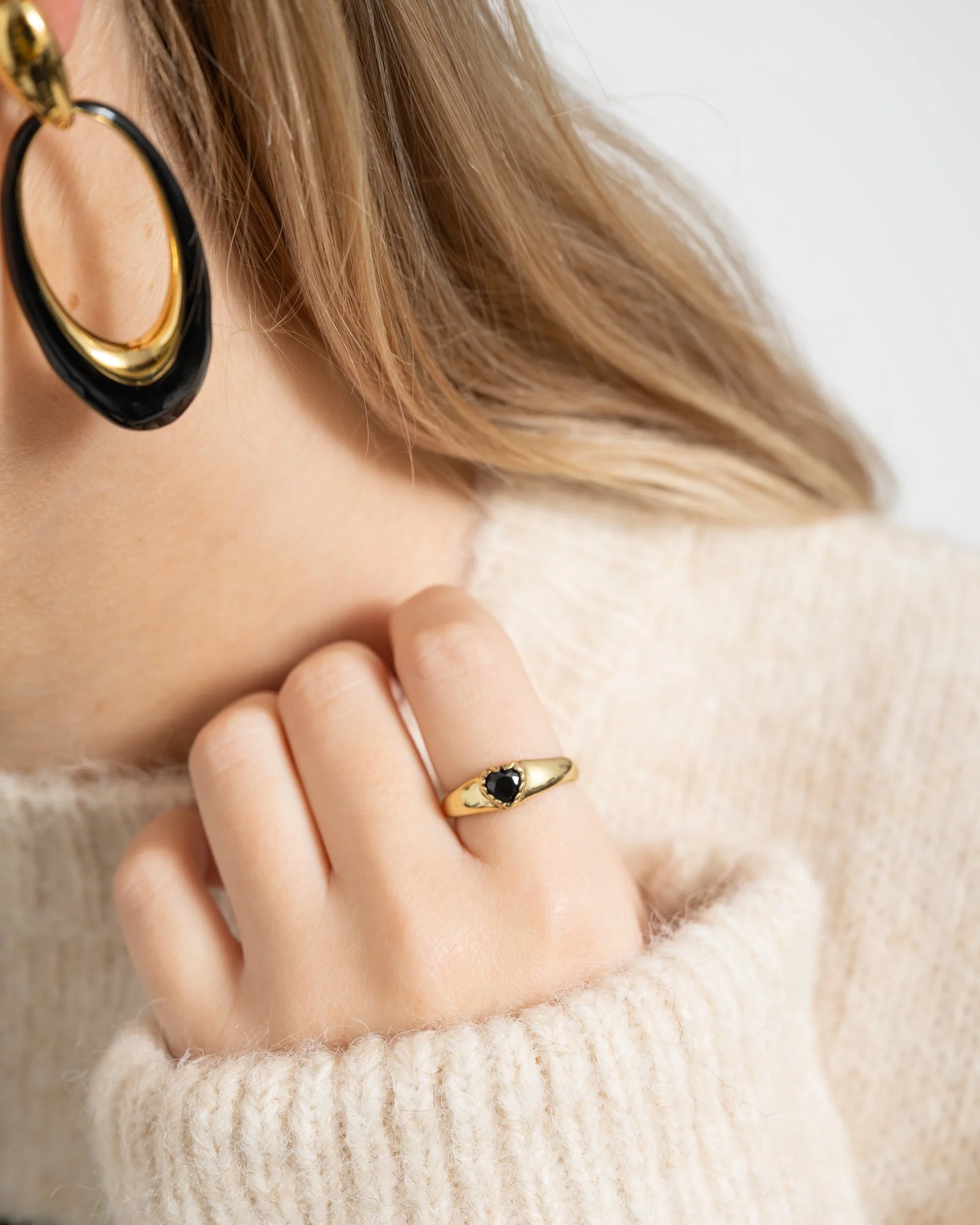 Brass Onyx Heart Ring Gold - Image 3